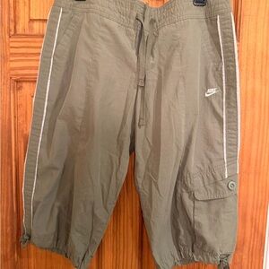 Nike women’s  Khaki Green capri cargo pants